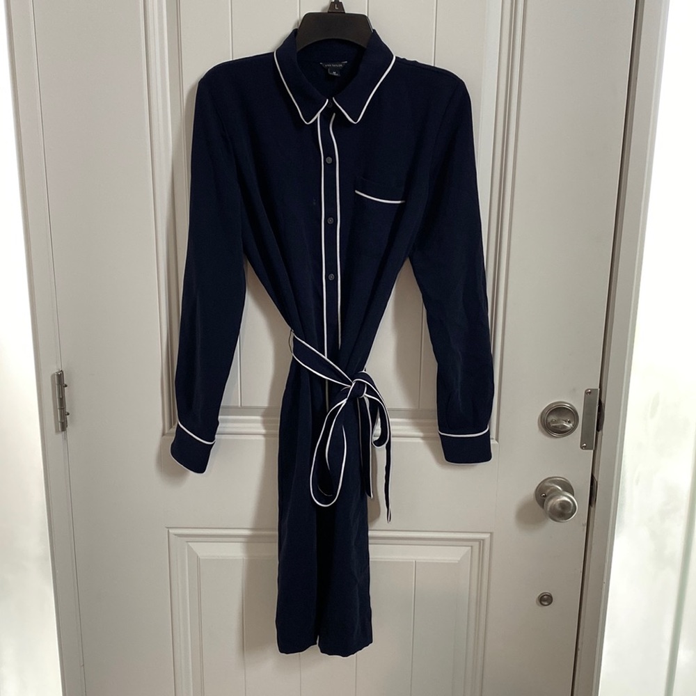 Sz Medium Ann Taylor Navy & White trimmed button front shirt dress w/ tie waist